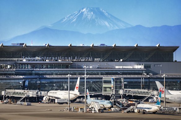 O icônico Monte Fiji do Japão oferece um cenário espetacular para o Terminal 3 do popular Aeroporto Haneda de Tóquio (também conhecido como Aeroporto Internacional de Tóquio).