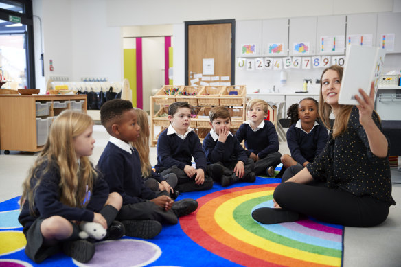 Influential education expert John Hattie will visit dozens of NSW schools in coming weeks to consult on plans to reward excellence in teaching.