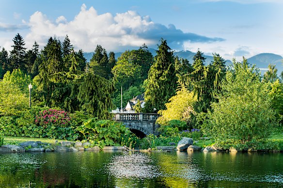 O Stanley Park possui 400 hectares de floresta tropical natural, praias e vida selvagem diversificada.