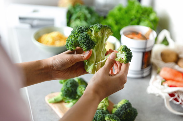 Cruciferous vegetables like broccoli are rich sources of isothiocyanates, which are key for cancer prevention.