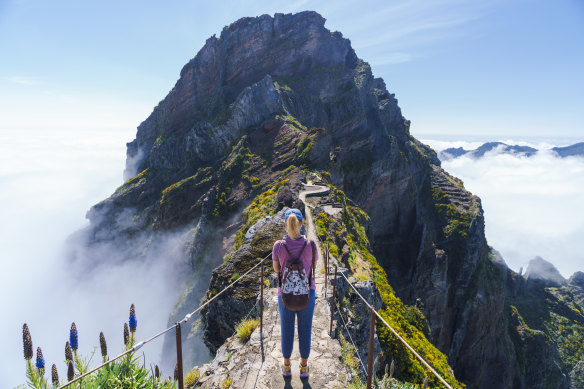 O trilho do Pico do Arieiro ao Pico Ruivo liga os dois picos mais altos da Madeira.