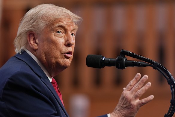 Il presidente Donald Trump si rivolge al G7 in Francia dopo che le autorità americane hanno pubblicato il testo dell'accordo con l'Iran.