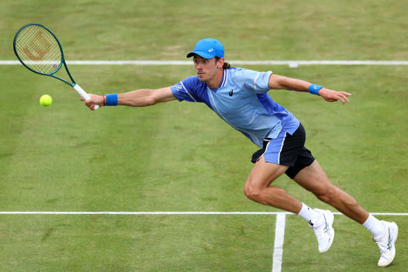 Alex de Minaur had a surprise first-round loss at the Queen’s club championships.