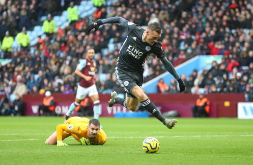 Leicester's Jamie Vardy beats Aston Villa keeper Tom Heaton at Villa Park on Sunday.
