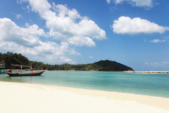 Perfeição de cartão postal: um barco longtail em Bottle Beach.