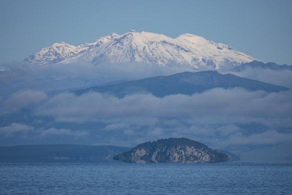 Taupo Gölü'nden Mt Ngauruhoe ve Mt Ruapehu manzarası