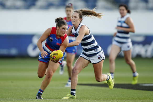 Kirsty Lamb of the Bulldogs evades the tackle of Georgie Rankin. 