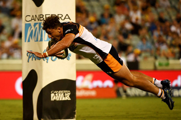 Tom Banks crosses the line against the Reds.