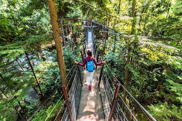 Atravessando a Ponte Pênsil Capilano.