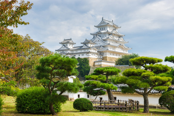 The number of foreign tourists visiting Himeji castle reached a record 400,000 last year.