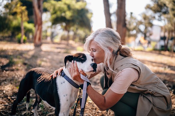 Yes, walking your dog comes with health benefits – if you do it correctly.