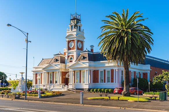 Ararat is west of Melbourne.