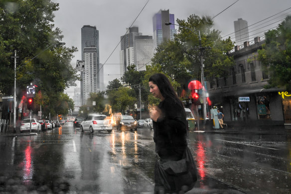A cool change in Melbourne brings a chance of thunderstorms and an alert about thunderstorm asthma.