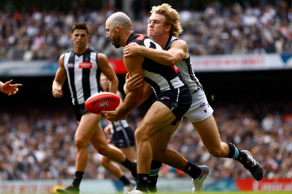 Horne-Francis tackles Collingwood’s Steele Sidebottom earlier this year.
