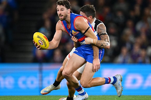 Marcus Bontempelli of the Bulldogs handballs.