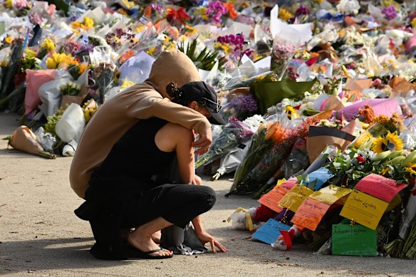 Os enlutados depositaram flores em frente ao Pavilhão Bondi.