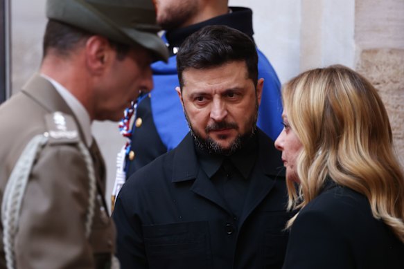 Trump ha suggerito che l’Ucraina dovrebbe cedere la terra alla Russia, un risultato che Zelenskyj sta cercando di fermare.