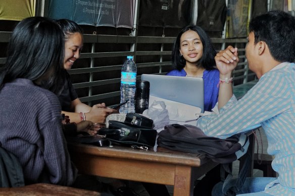 Dinda, second from right, discussing her university studies with student friends.