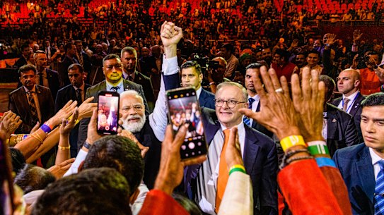 El primer ministro indio, Narendra Modi, y su homólogo australiano, Anthony Albanese, abandonan el estadio el martes por la noche.