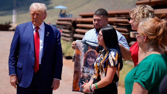 Donald Trump on a tour of the southern border with Mexico meets Alexis Nungaray, mother of Jocelyn, who died at the hands of illegal immigrants, and Joamel Guevara, who holds a shirt with a photo of Jocelyn.