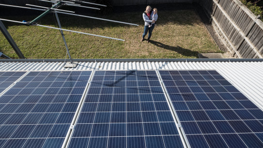 Experts says households could save $1000 a year in energy costs with rooftop panels and a battery. 