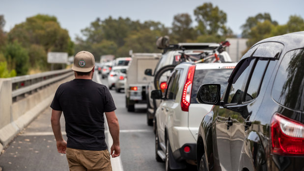 Vehicles queue to cross the NSW-Victorian border at Albury on Friday.