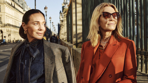 The Zimmermann sisters Nicky and Simone walking on the sidewalk along the Jardin des Tuileries. Paris, France. February 27, 2023.