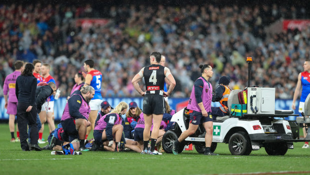 Brayden Maynard and Melbourne players after Angus Brayshaw was knocked out in the 2023 qualifying final.