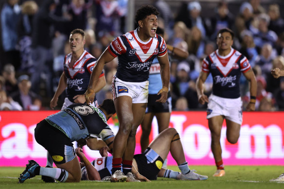  Siua Wong celebrates scoring a try.