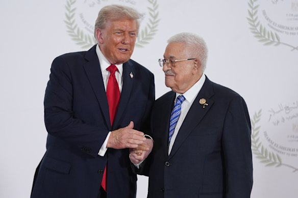 O presidente dos EUA, Donald Trump, cumprimenta o presidente palestino, Mahmoud Abbas, antes da cúpula de paz no Egito.
