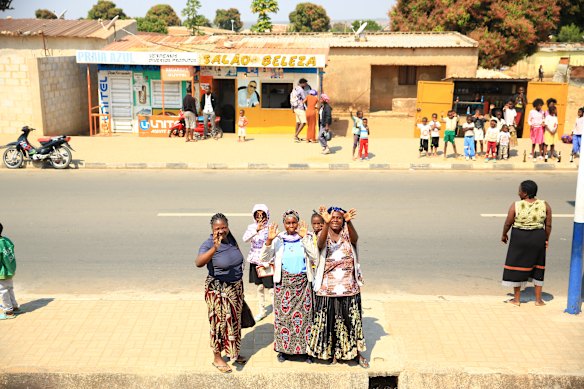An Angolan welcome at the end of the line.