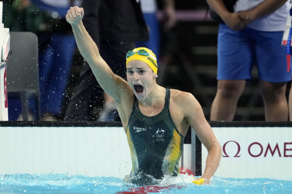 Kaylee McKeown celebrates after her 100m backstroke victory. 