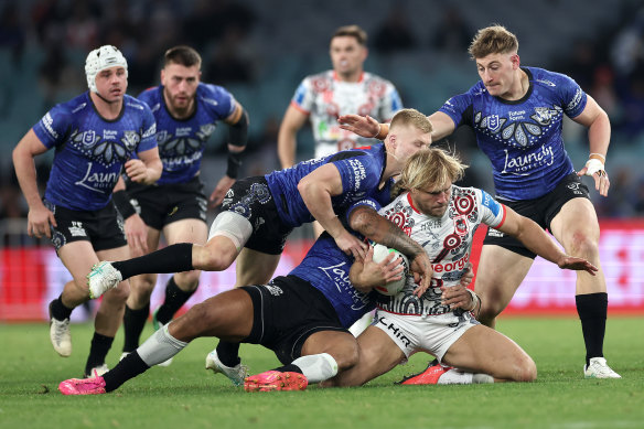 Jack de Belin tries to break the Bulldogs’ defence.