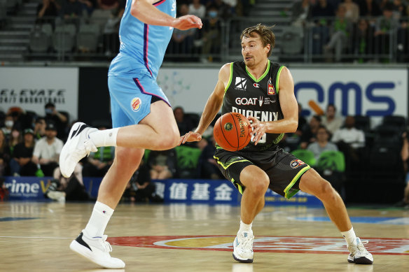 Phoenix’s Ryan Broekhoff fakes before shooting from the arc.