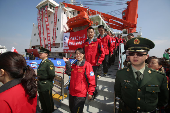 China's 31th Antarctic exploration team return to a heroes' welcome in Shanghai, 2015.