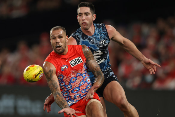 Lance Franklin is challenged by Carlton’s Jacob Weitering.