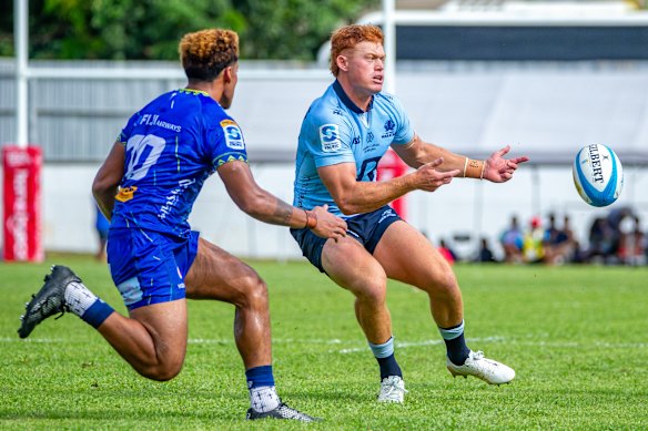 Tane Edmed passing against the Fijian Drua.