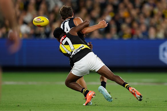 Ollie Florent es derrotado por Rioli en la ronda 1. 