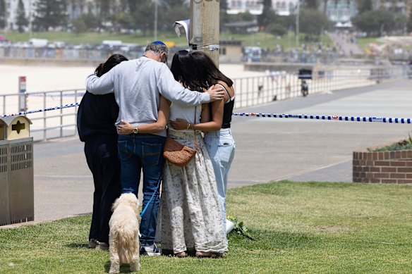 A family mourns at North Bondi.