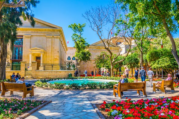 Pessoas desfrutando de sombra nos jardins barrakka superiores em Valletta, Malta.