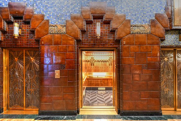 Elevadores na obra-prima art déco que é o Marine Building de Vancouver.