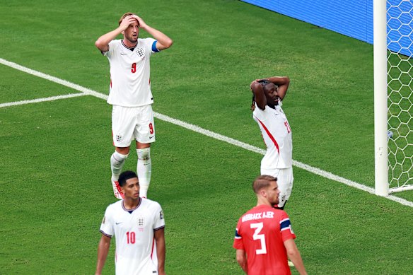 Kane and Eze react to missing a chance. 