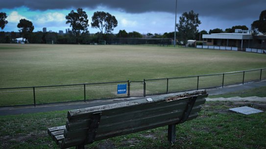 Groups of teenagers and young men are using dating apps to lure, violently assault and rob men in Melbourne parks before posting footage they capture of the disturbing attacks on social media.