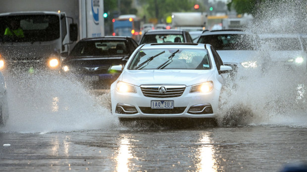 ‘Loitering low’ expected to drift south bringing Sunday storms to Brisbane