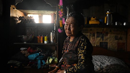 Dawa Yangji Tamang piange la perdita di suo figlio Santu Tamang nelle inondazioni in Nepal.