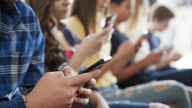 Calling all parents: Let’s opt out of the teenage smartphone revolution