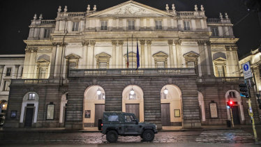 Il Teatro alla Scala quando è chiuso a Milano.