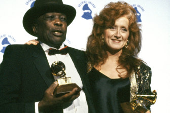 Bonnie Raitt with John Lee Hooker at the 1990 Grammy Awards.