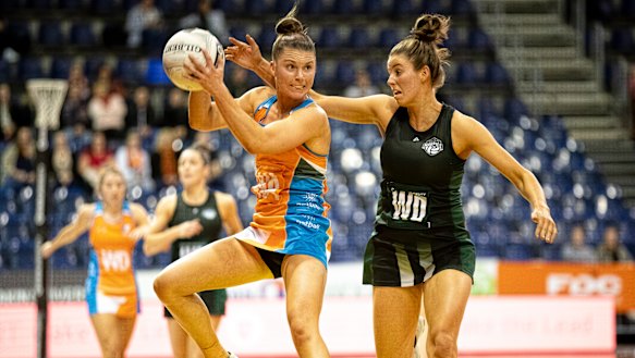 Canberra Giants wing Amy Parmenter and Tasmanian Magpies' Melissa Bragg. 