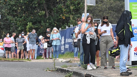 A long queue for COVID-19 testing at Mona Vale on Thursday.

